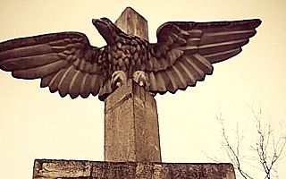 Relikt po totalitarnej władzy. Monument orła podzielił mieszkańców Iławy